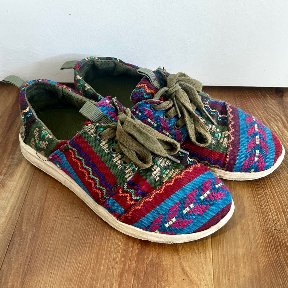 Tom’s Aztec Print Sneaker, size 5
